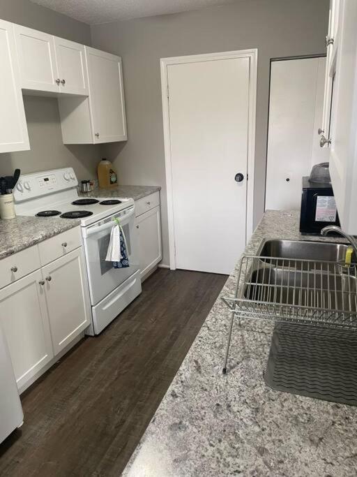 Wonderful 2-Bedroom Apartment Camrose Exterior photo